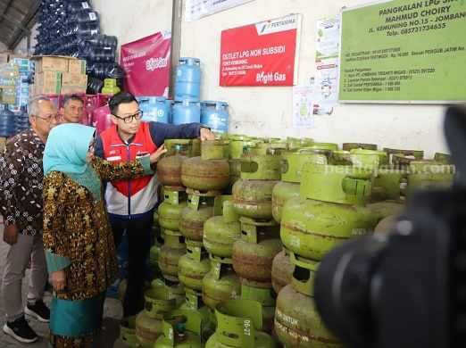 Kesulitan Mendapatkan LPG 3 Kg di Jombang Dipengaruhi Beberapa Faktor Agung Surya Pranata - Sales Branch Manager II Pertamina Wilayah Jombang-Mojokerto, saat mendampingi Bupati Jombang Mundjidah Wahab sidak pangkalan LPG, Jumat (28/7/2023)