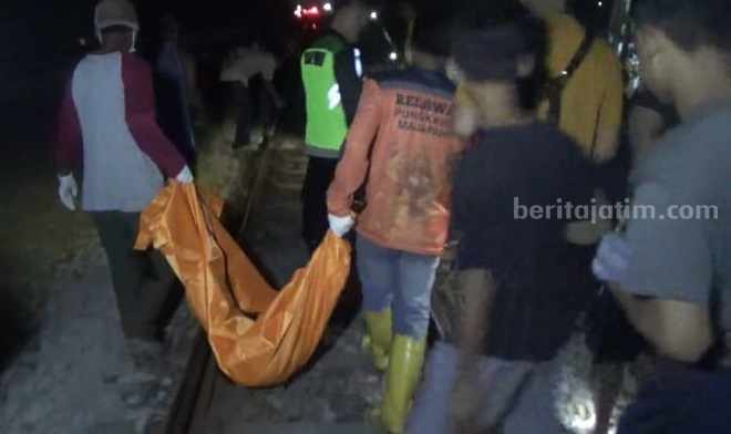 Serpihan tubuh korban dimasukkan ke dalam kantung mayat warna kuning
