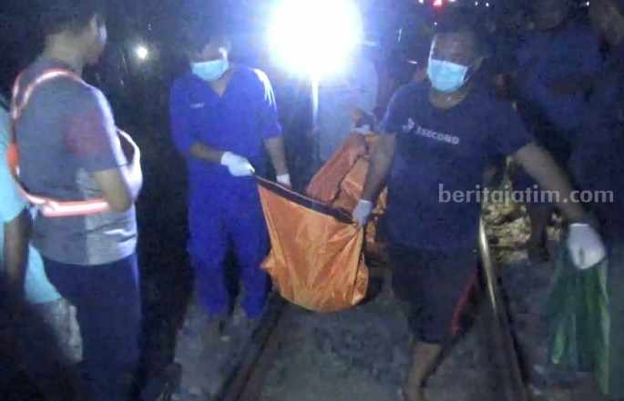 Petugas memasukkan potongan tubuh korban ke dalam kantung mayat