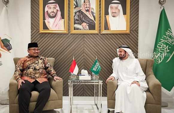 Menag Yaqut Cholil Qoumas bertemu Menhaj Saudi Taufiq F Al Rabiah di Makkah. [Foto/Kemenag.go.id]