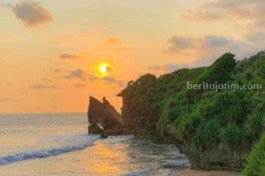 View Pantai Midodaren Tulungagung.