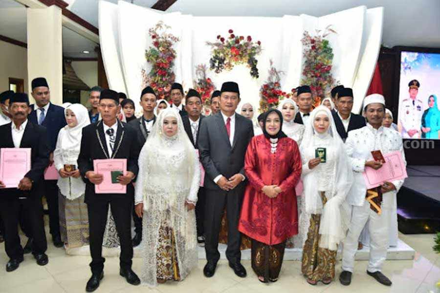 Acara Isbat Nikah Massal Terpadu yang berlangsung di Pendopo Lokatantra Lamongan dan diikuti 17 pasangan.