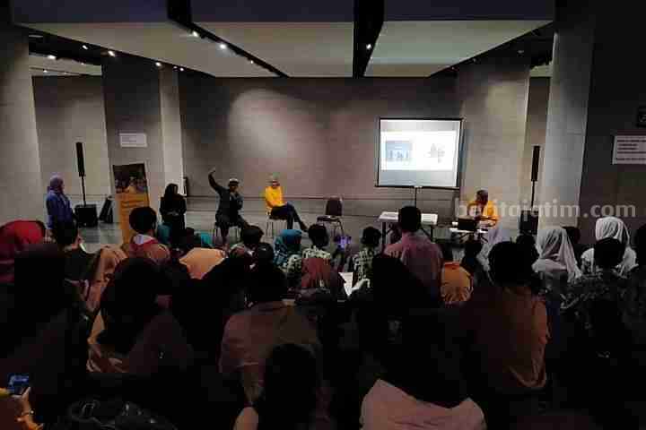 Suasana bedah buku "Tutur Mata", oleh Bahana Patria dan Leo Arif Budiman, di Basement Alun-alun Surabaya, Jumat (28/8/2023). (Foto: Fitri Yuliani/beritajatim.com)