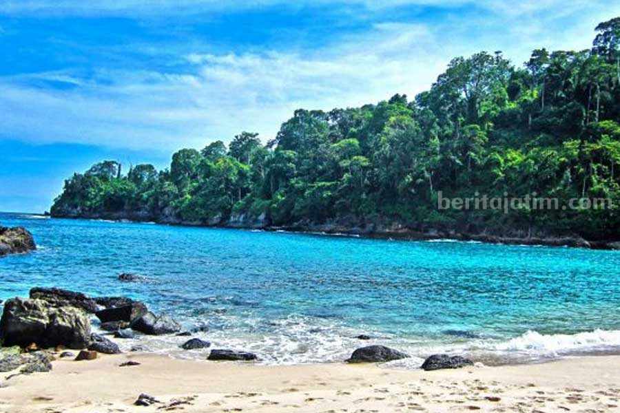 Pantai Brumbun Tulungagung yang letaknya tersembunyi.