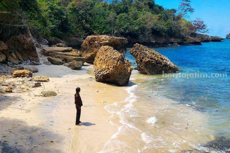 Pantai Gerangan Tulungagung yang jarang terjamah pengunjung.