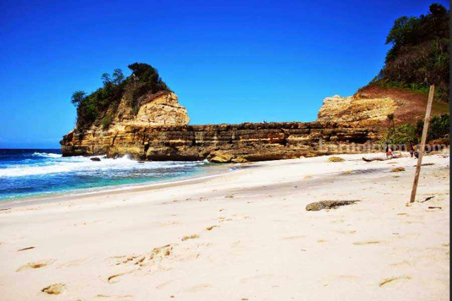Keindahan Pantai Patuk Gebang Tulungagung.
