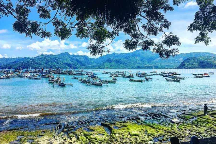 Pantai Poph Tulungagung dengan banyak perahu nelayan.