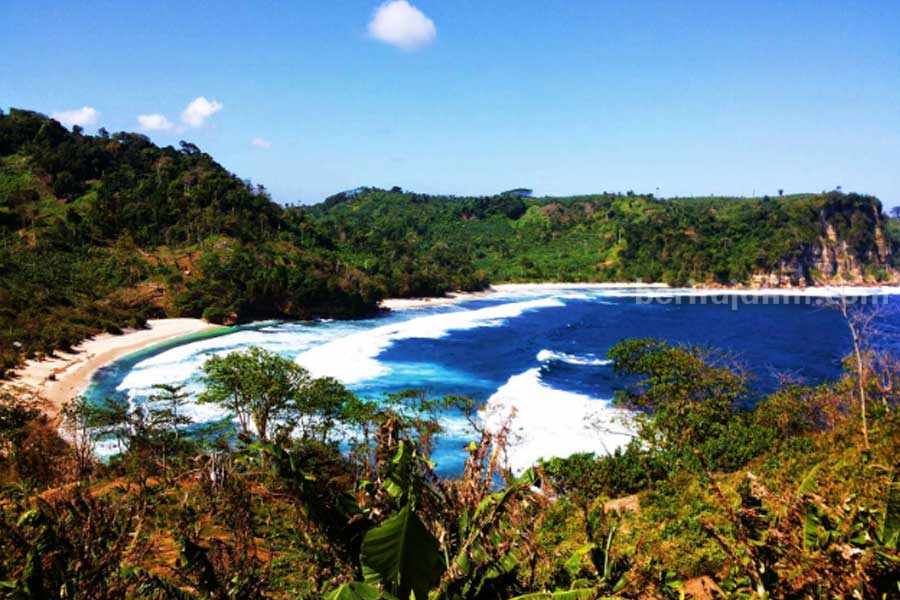 Keindahan Pantai Sanggar Tulungagung.