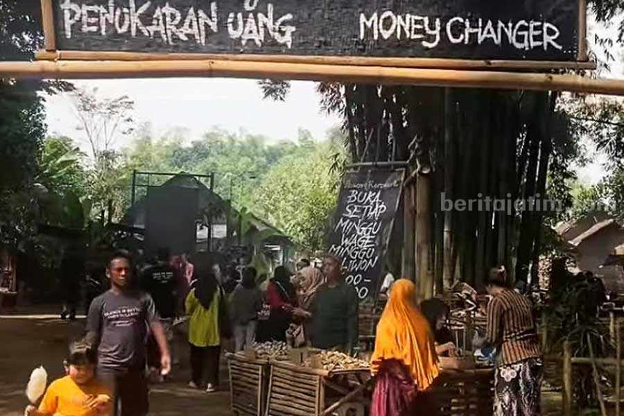 Pasar Keramat, pasar budaya yang ada di jalan Dusun Pong Boto, Warugunung, Pacet, Mojokerto, dan hanya buka pada Minggu Wage dan Kliwon, pukul 6.00-12.00 WIB. (Sumber foto: Instagram kakilimamojokerto)