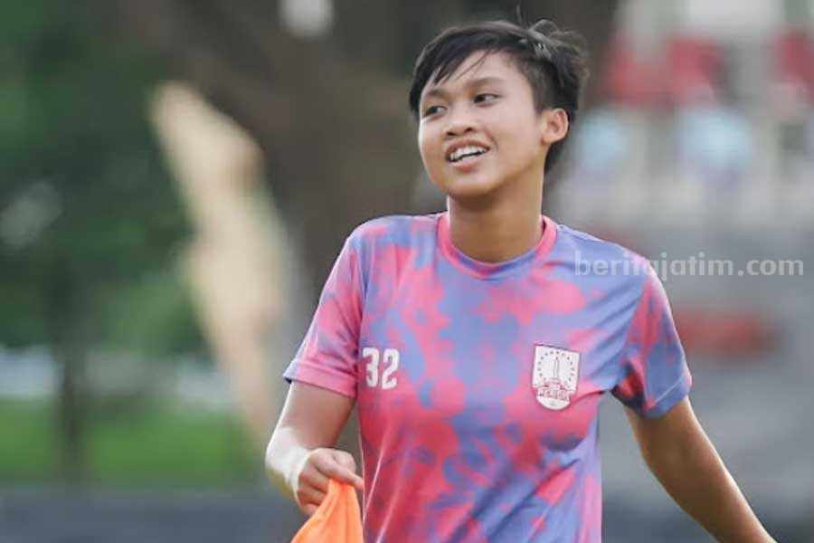 Armita Dwi Oktaviani, pemain sepakbola asal Lamongan yang masuk skuat Timnas Indonesia dalam AFF U-19 Women Championship 2023.