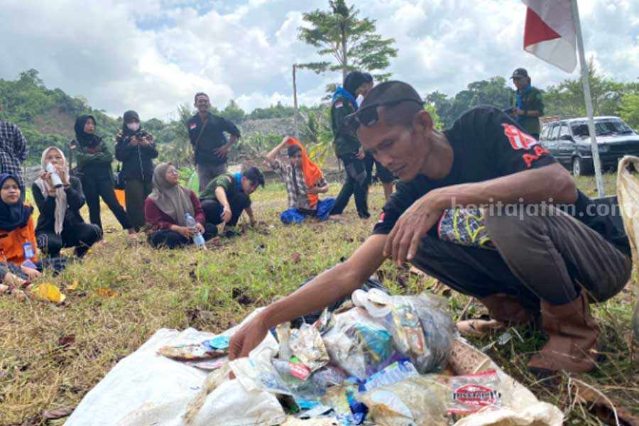 Relawan melakukan pemilahan sampah plastik.