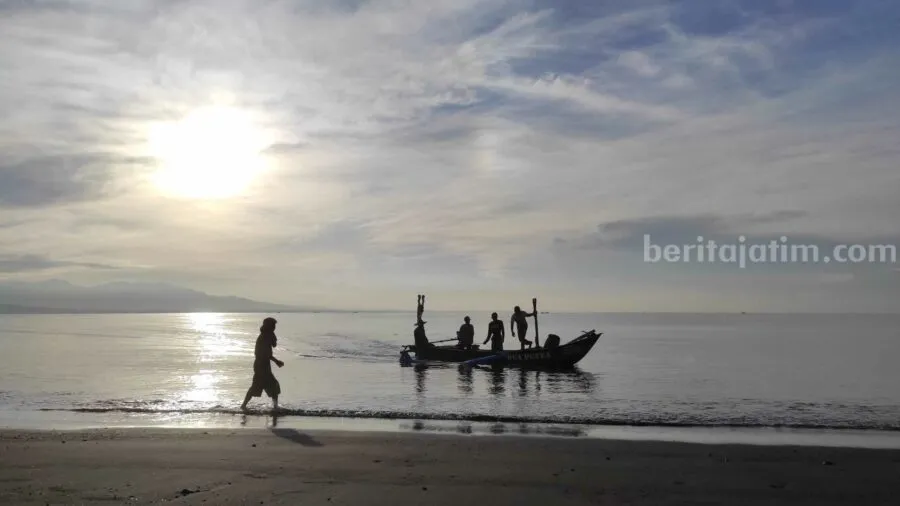 Nelayan pencari ikan sedang beraktivitas di Pantai Pulau Santen, Banyuwangi. [Foto/Ilustrasi/Rindi]