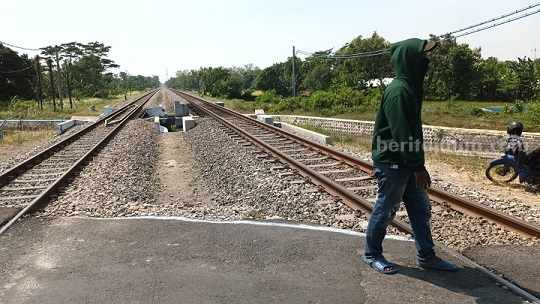Perlintasan tak berpalang pintu Dusun Gondekan Desa Jabon Kecamatan/Kabupaten Jombang, Minggu (30/7/2023)