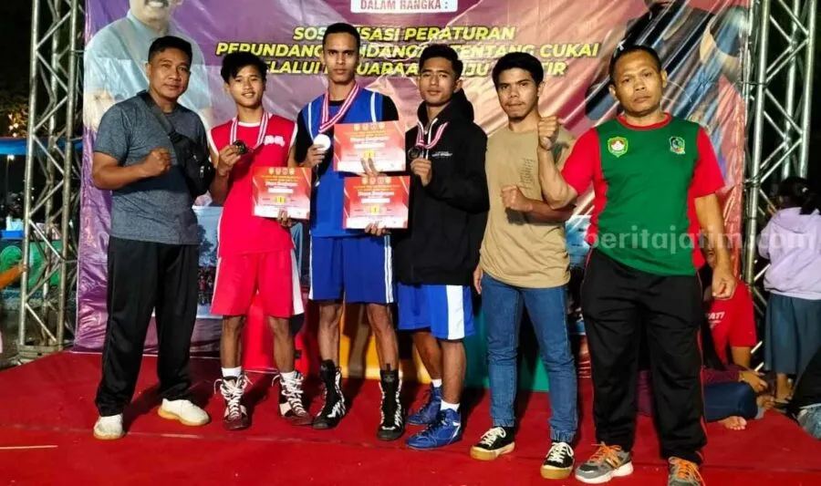 Petinju asal Banyuwangi memamerkan medali emas