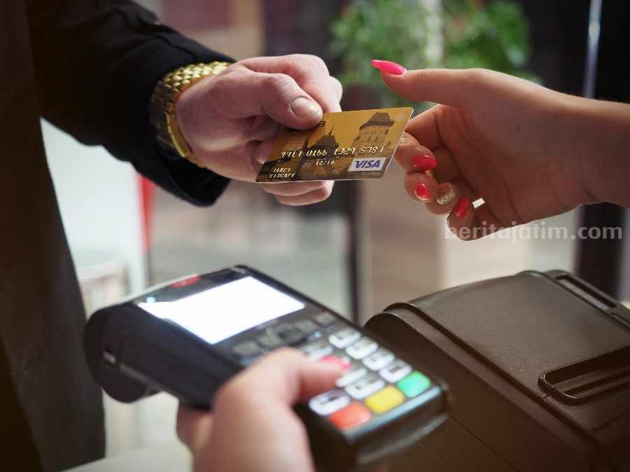 Lebih Praktis, Ini Cara Tarik Tunai Tanpa Kartu Debit di ATM Bank BCA, Mandiri, BRI dan BNI Ilustrasi kartu debit. (Sumber foto: Energepic.com/pexels.com)