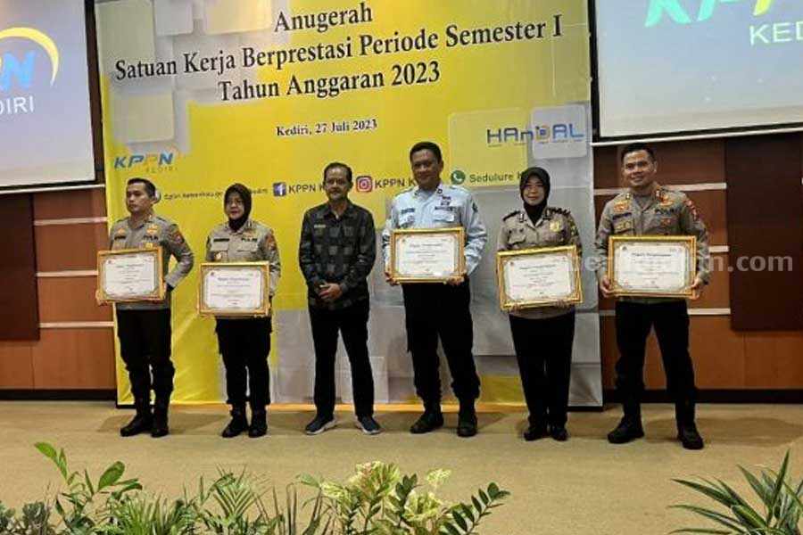 Polres Trenggalek saat menerima penghargaan.