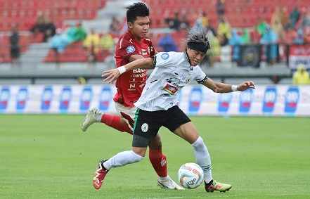 Pemain PSS Sleman dan Bali United sedangf berebut bola. [Foto/ligaindonesiabaru.com]