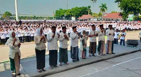 Ribuan Pelajar Jombang Pecahkan Rekor MURI Pembacaan Salawat Massal Ribuan pelajar Kabupaten Jombang memadati alun-alun setempat, Sabtu (29/7/2023).