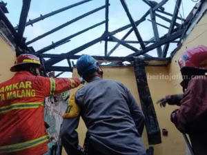 Rumah di Kota Malang Ludes Terbakar Sebuah rumah di jalan Kertosari, Kelurahan Ketawang Gede, Lowokwaru Kota Malang habis terbakar.