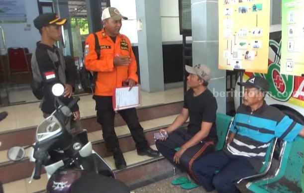 Tim Basarnas bersama keluarga korban dari Kabupaten Kediri saat mendatangi kamar jenazah RSUD Jombang, Minggu (2/7/2023)