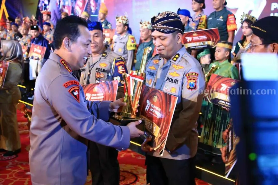 AKBP Tobing saat mewakili menerima penghargaan