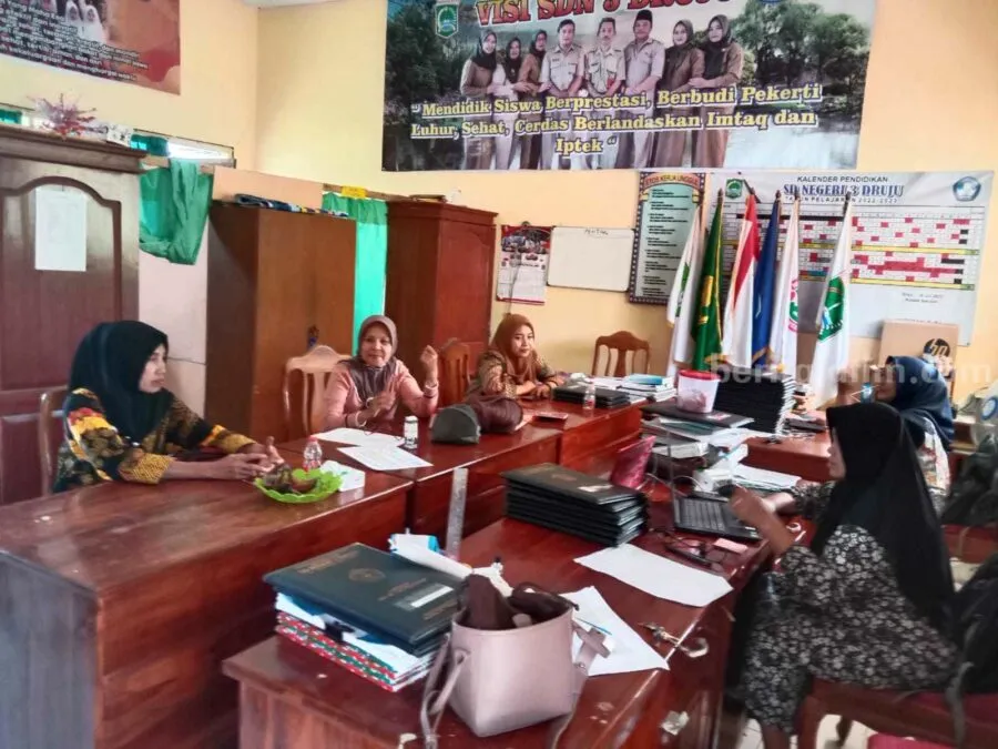 Kasek SDN 3 Druju dan dewan Guru, meminta sarana air bersih bisa tersedia di lingkungan sekolah, Jumat (14/7/2023).
