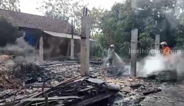 Sentra Peternakan di Jombang Terbakar, 27 Ribu Ayam Mati Terpanggang Petugas memadamkan api yang membakar kandang ayan di Desa darurejo Kecamatan Plandaan Jombang, Jumat (7/7/2023)