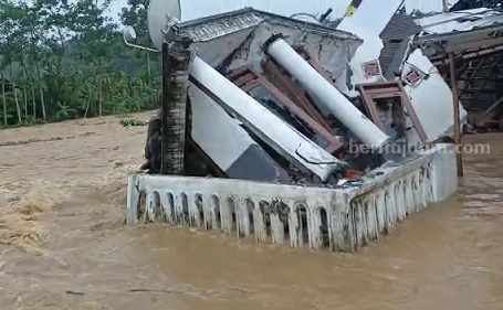 Sungai Tundo dan Purwo Meluap, Puluhan Rumah di Pujiharjo Malang Terendam Rumah warga roboh tersapu banjir, Jumat (7/7/2023)