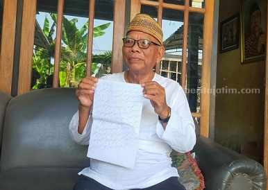 H Ahmad Su'udi Yatmo, warga Desa Betek Kecamatan Mojoagung Kabupaten Jombang menunjukkan rajah bismillah, Rabu (19/7/2023)