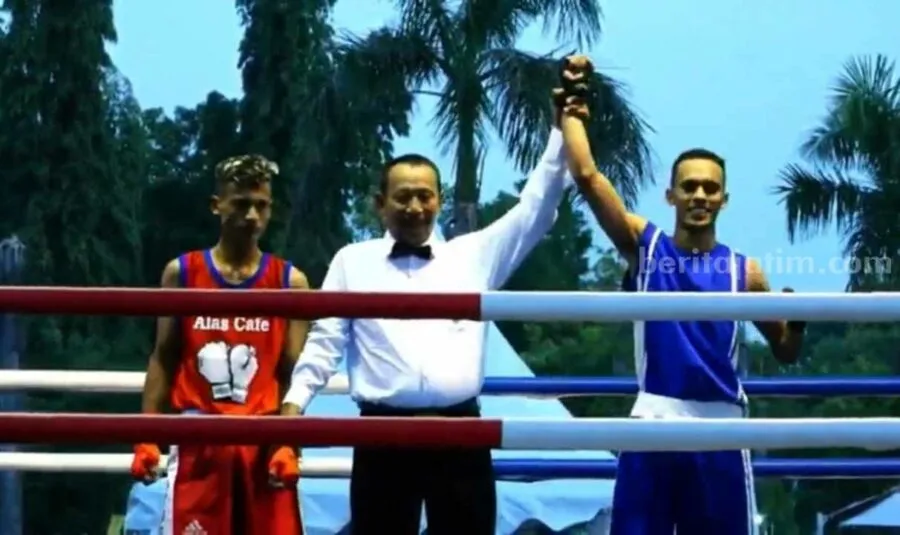 Petinju Banyuwangi Salim Bahris (biru) berhasil menang KO atas petinju Ngawi di Kejuaraan Tinju Amatir Piala Bupati Ngawi. ()