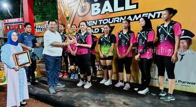 Ketua AKD Jombang Serahkan Trofi Juara Turnamen Bola Voli Ketua AKD Jombang H Warsubi menyerahkan trofi juara