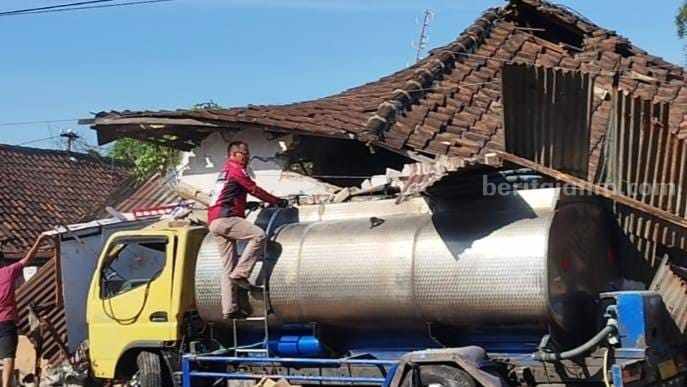 Kerusakan yang dialami toko dan rumah milik Suyatno (63) di Desa Tumapel, Kecamatan Dlanggu, Kabupaten Mojokerto. [Foto : ist] 