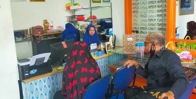 Calon jemaah umrah yang mendaftar melalui PT Annisa Ahmada Travelindo, Senin (31/7/2023)