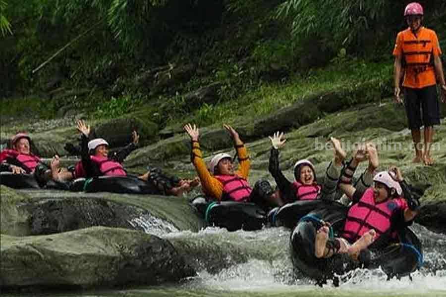 River tubing di Desa Wisata Pandean, Trenggalek, Jawa Timur. (Sumber foto: Instagram venturoustrenggalek)