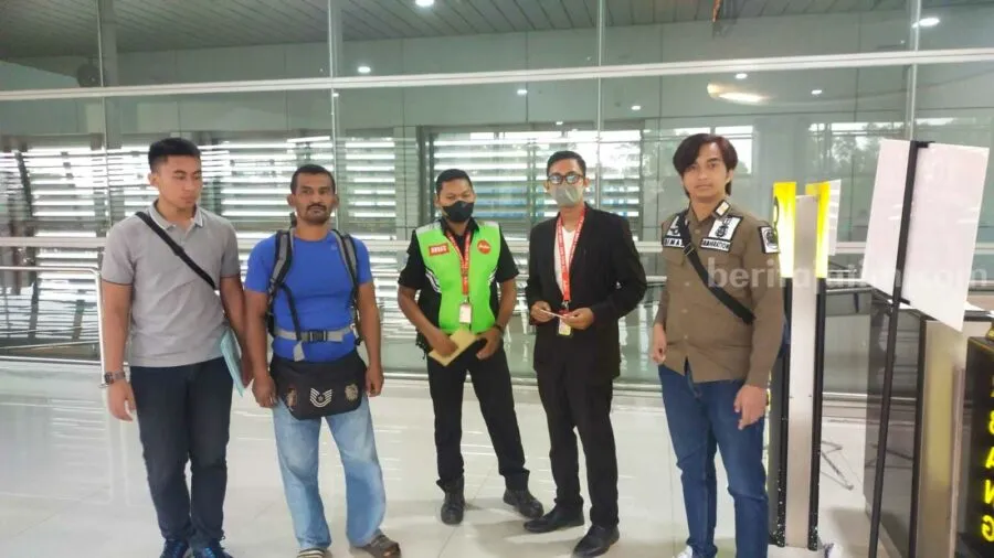 Warga Malaysia saat dideportasi melalui Bandara Juanda