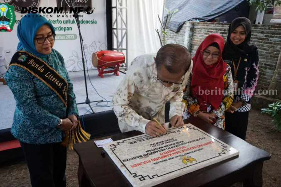 Bupati Magetan Suprawoto bersama Lurah Bulukerto Widya Yusti Atlisiaji saat melaunching Kampung Bahasa dan Kuliner di Jalan Bromo, Bulukerto Magetan, Rabu (9/8/2023)