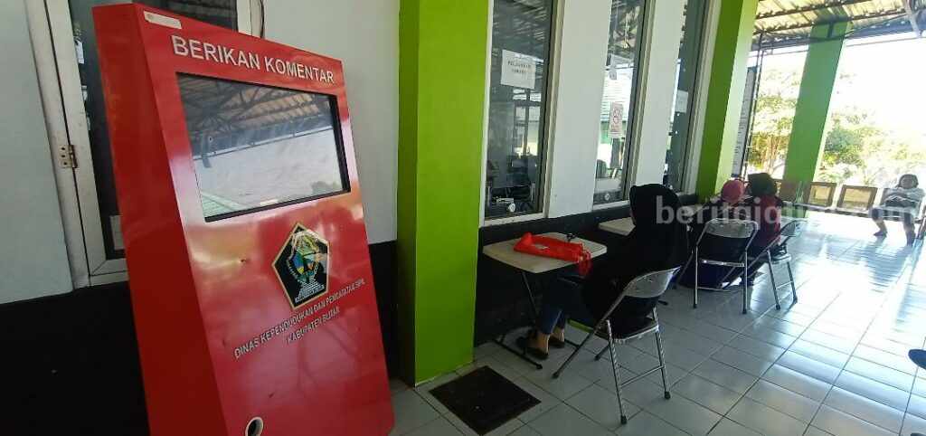900 Ribu Calon Pemilih Pemula di Blitar Jalani Perekaman KTP Warga ambil e-KTP di Dispendukcapil Kabupaten Blitar.