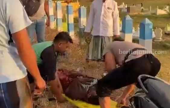 Evakuasi penjaga tambak yang pingsan di pingir jalan raya Sampang (Zamachsari/beritajatim.com)