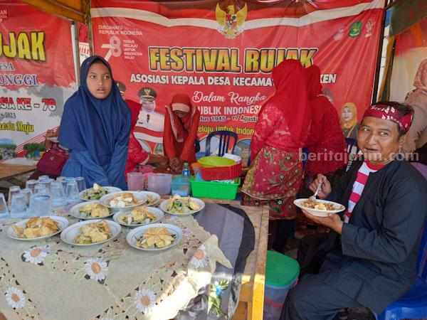 Stand-stand rujak gratis di festival rujak 1000 porsi (foto: Temmy/ beritajatim.com)