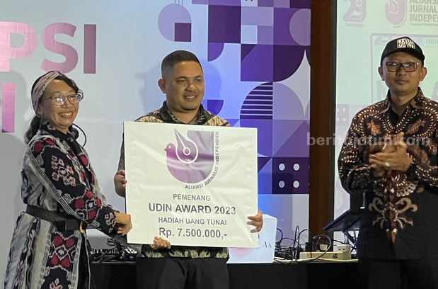 Aliansi Jurnalis Independen Indonesia memberikan Udin Award kepada Floresa.co, media massa lokal di Flores, Nusa Tenggara Timur