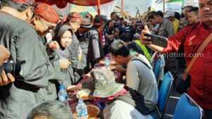Lomba makan rujak pedas di festivak rujak madura (foto : Temmy/ beritajatim.com)