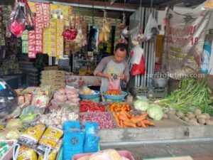 Sumenep Deflasi, Tomat dan Bawang Merah Sumbang Angka Terbesar Penjual tomat dan bawang di pasar sumenep (foto : Temmy/ beritajatim.com)