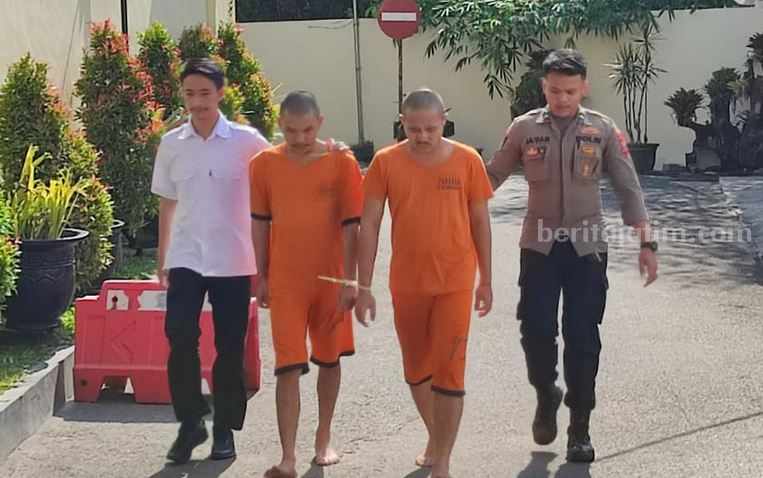 Gadis Asal Bogor Dijual Pacar di Hotel Kawasan Kepanjen Malang Dua tersangka TPPO diamankan Satreskrim Polres Malang, Selasa (8/8/2023).
