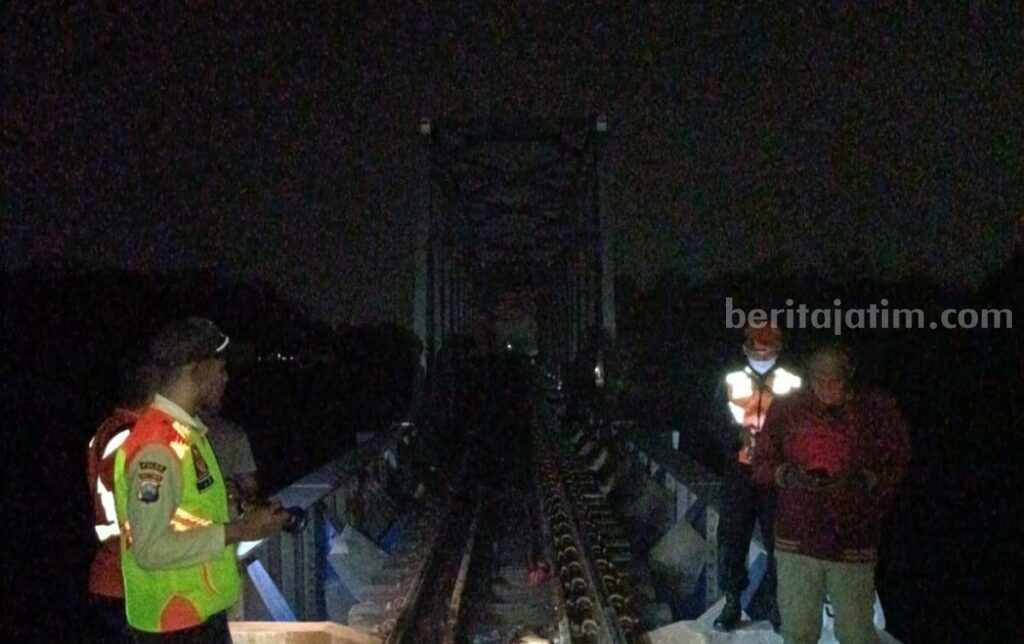 Mister X Blitar Berdiri di Atas Rel, Tak Gubris Klakson, Meninggal Tertabrak KA Petugas melakukan pengecekan di lokasi kecelakaan Kereta Barang dari Malang yang menabrak Mister X di Perbatasan Blitar Tulungagung