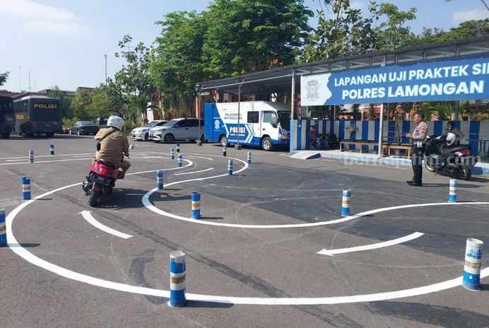 Polres Lamongan saat menerapkan bentuk lapangan terbaru untuk ujian praktek SIM C.