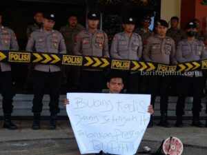 Demo Tunggal, Desak Bupati Sumenep Ganti Kadis Demo tunggal minta Bupati evaluasi kinerja kadis (foto : Temmy/ beritajatim.com)