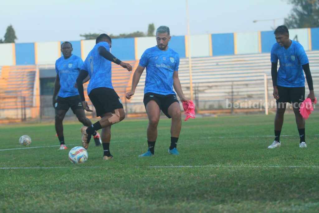 Pemain Persela Lamongan saat menjalani sesi latihan di Stadion Surajaya.