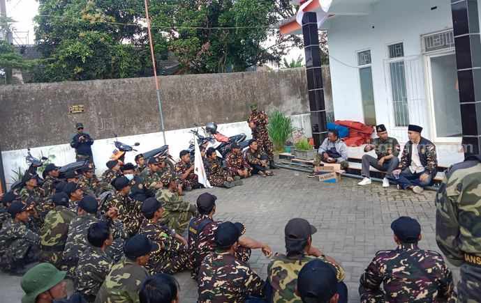 Puluhan anggota Bantuan Ansor Serba Guna (Banser) saat mendatangi kantor Dewan Pengurus Daerah Partai Keadilan Sejahtera Kabupaten Jember, Jawa Timur, Jumat (11/8/2023) sore.