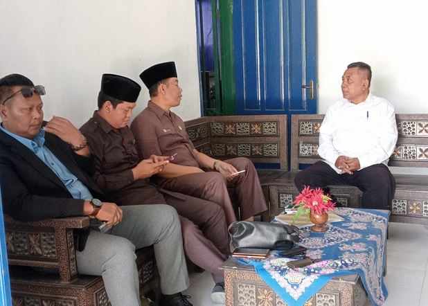 Inspeksi mendadak Komisi IV DPRD Sampang menyikapi informasi pemaksaan pembelian seragam sekolah (Foto: Zamachsari/beritajatim.com)