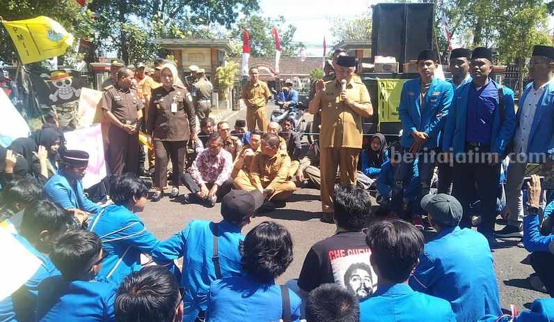 Bupati Malang HM Sanusi ketika menemui demonstran dari PMII Kabupaten Malang, Senin (14/8/2023).